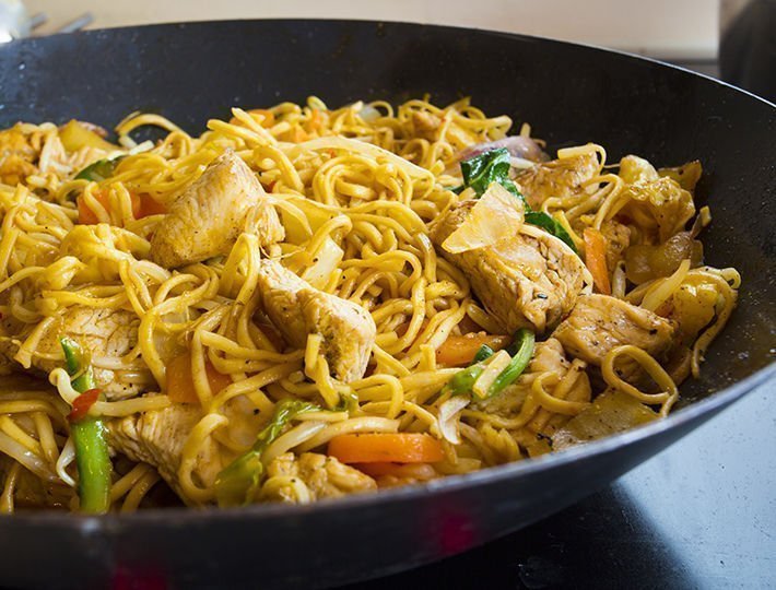 Recette Nouilles chinoises au wok, oignons, dinde et champignons de Paris