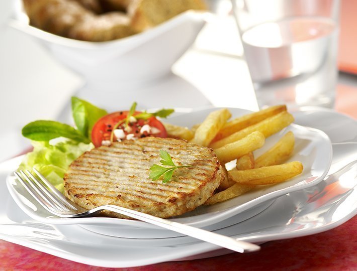 Recette Haché de poulet rôti accompagnés de frites et salade.