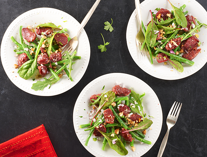 Maître CoQ vous suggère d'accompagner votre poulet cuit fumé de sa salade fraîcheur (avocat, tomate cerise, carotte, oignon rouge, graines de sésame).