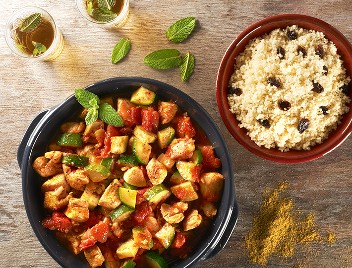 Évadez vos papilles dans les pays Maghrébins en réalisant notre recette internaute, le Tajine de poulet aux courgettes accompagné de son délicieux couscous