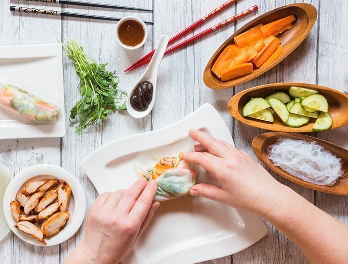 Recette rouleaux de printemps, concombre, carottes, cubes de filet de poulet pour Nouvel an Chinois.