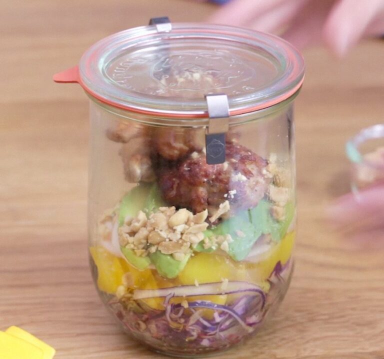 Lunch Box : La Salade Jar Poulet, avocat et mangue est une savoureuse recette réalisée avec des CoQ'Ailes Nature. Un plat rapide et facile à réaliser.