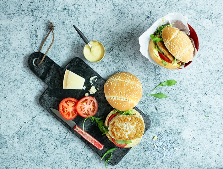 Adoptez cette recette de Burger de poulet façon césar établie par Maitre CoQ et appréciez toutes les saveurs d'un vrai burger ! Plaisir assuré !