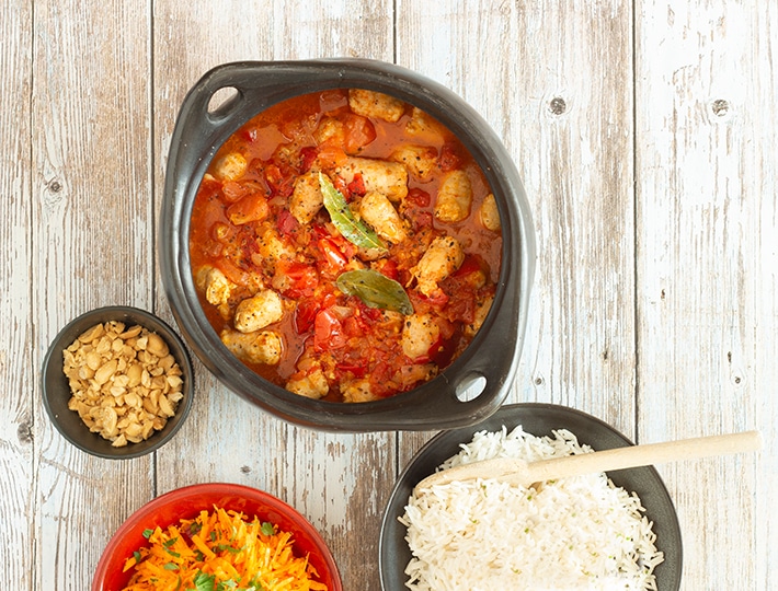 Laissez-vous tenter par cette recette revisitée signée Maitre CoQ de saucisses façon rougail. Ce plat est un délice !