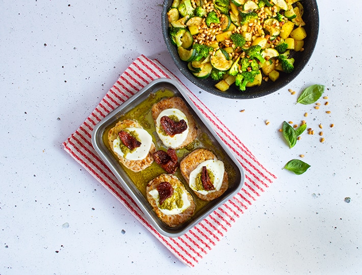 Maitre CoQ vous propose sa nouvelle recette de steak haché de poulet au four, accompagné de sa poêlée de légumes sauce pesto. Un délice !