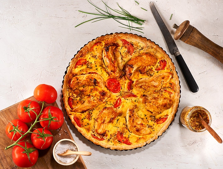 Craquez pour cette succulente recette de quiche au poulet, tomate et moutarde à l'ancienne ! Elle mettra tout le monde d'accord !