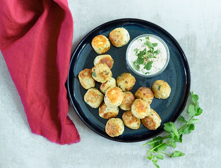 Maître CoQ vous propose sa nouvelle recette de boulettes de poulet à la coriandre. Une autre façon de savourer du poulet !