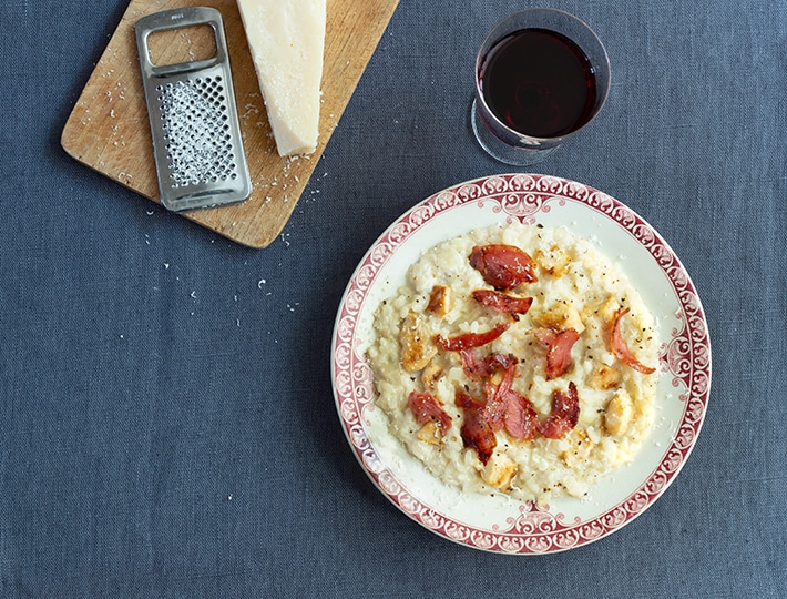 Proposez à vos convives cette délicieuse recette Maître CoQ d'un risotto au poulet, pancetta grillée et parmesan. Un régal !