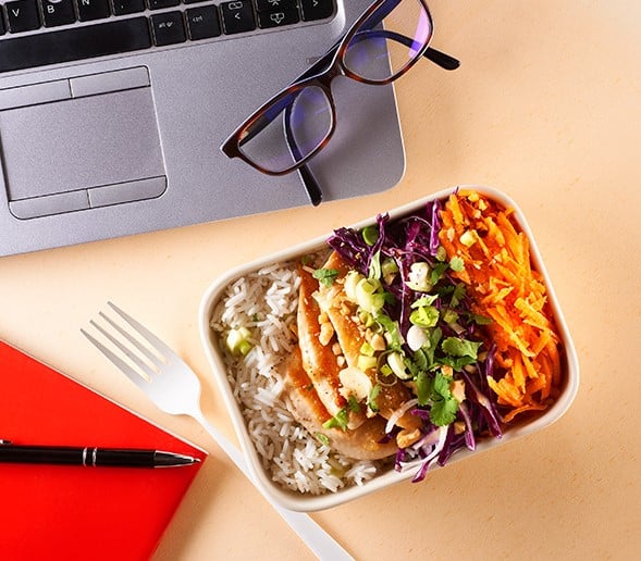 Découvrez cette délicieuse recette de lunch box aux aiguillettes de poulet grillées au sésame et aux légumes